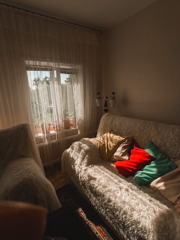 Tips for Creating a Cozy and Inviting Living Space on a Budget
